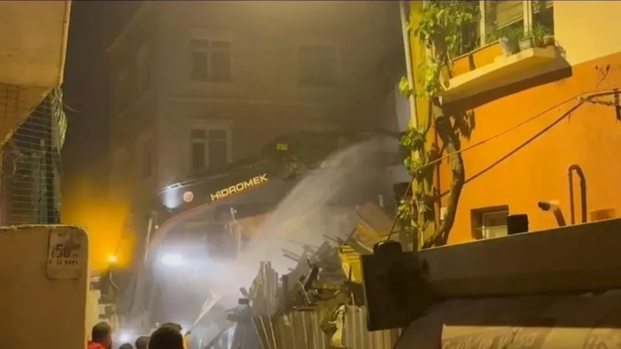Fatih’te çöken metruk bina kontrollü olarak yıkıldı