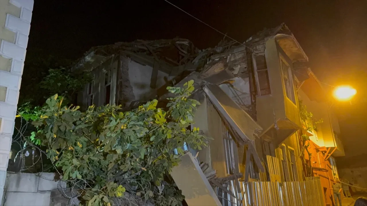 Fatih’te deprem hasarlı metruk bina çöktü! Enkazda arama çalışmaları sürüyor