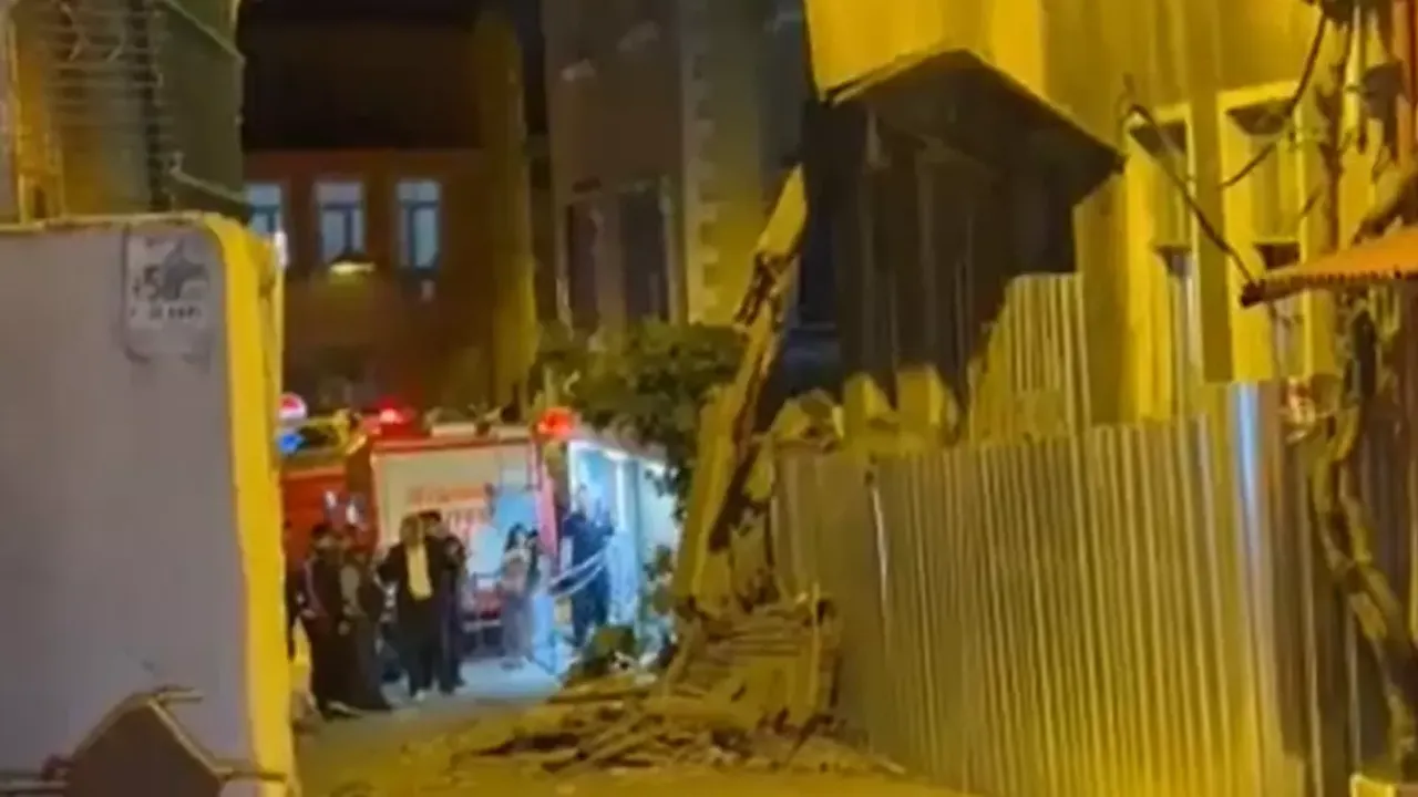 Fatih’te deprem hasarlı metruk bina çöktü! Enkazda arama çalışmaları sürüyor