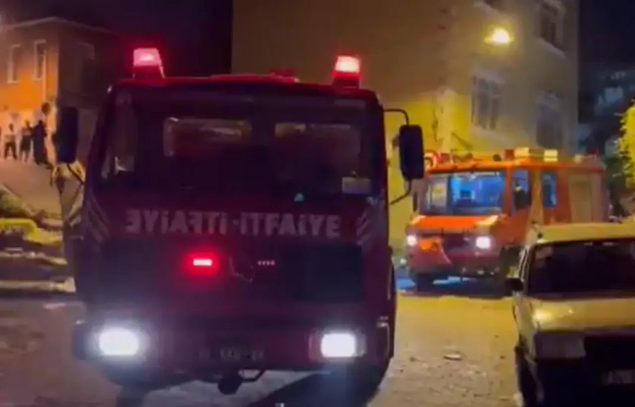 Fatih’te deprem hasarlı metruk bina çöktü! Enkazda arama çalışmaları sürüyor