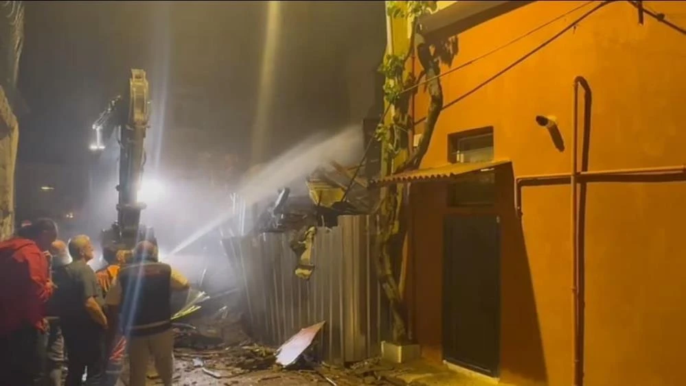 Fatih’te çöken metruk bina kontrollü olarak yıkıldı