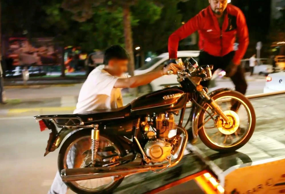 Aksaray’da polise dil döküp gazeteciye el sallayan genç sürücü cezadan kurtulamadı