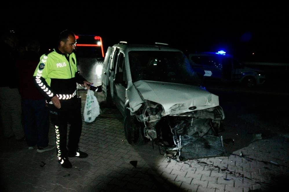Konya Kulu’da hafif ticari araç traktöre çarptı, sürücü hayatını kaybetti