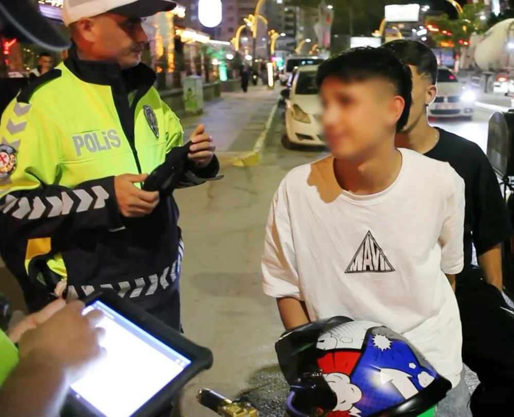 Aksaray’da polise dil döküp gazeteciye el sallayan genç sürücü cezadan kurtulamadı