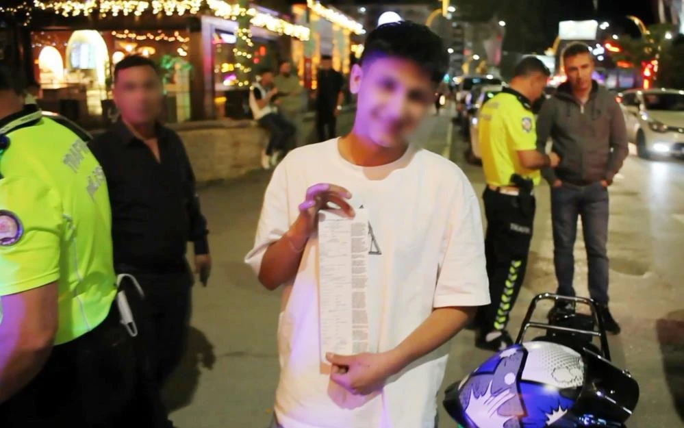 Aksaray’da polise dil döküp gazeteciye el sallayan genç sürücü cezadan kurtulamadı