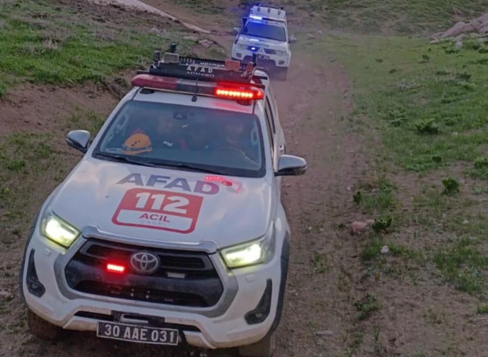 Yüksekova’da ot toplarken bayılan genç için nefes kesen kurtarma operasyonu