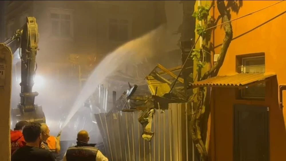 Fatih’te çöken metruk bina kontrollü olarak yıkıldı