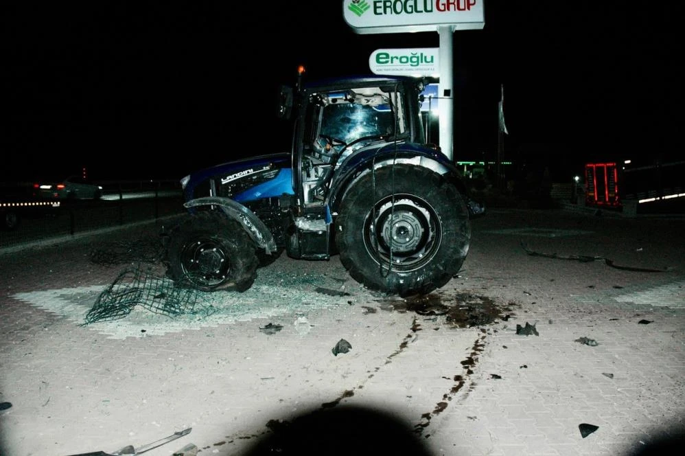Konya Kulu’da hafif ticari araç traktöre çarptı, sürücü hayatını kaybetti