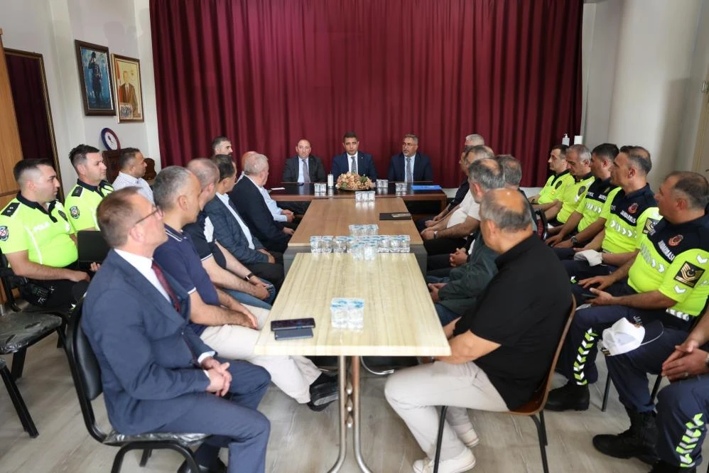 Düzce valisi otobüste kemer denetimi yaptı: “Emniyet kemeri hayat kurtarır”