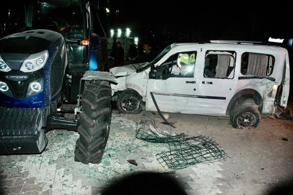 Konya Kulu’da hafif ticari araç traktöre çarptı, sürücü hayatını kaybetti