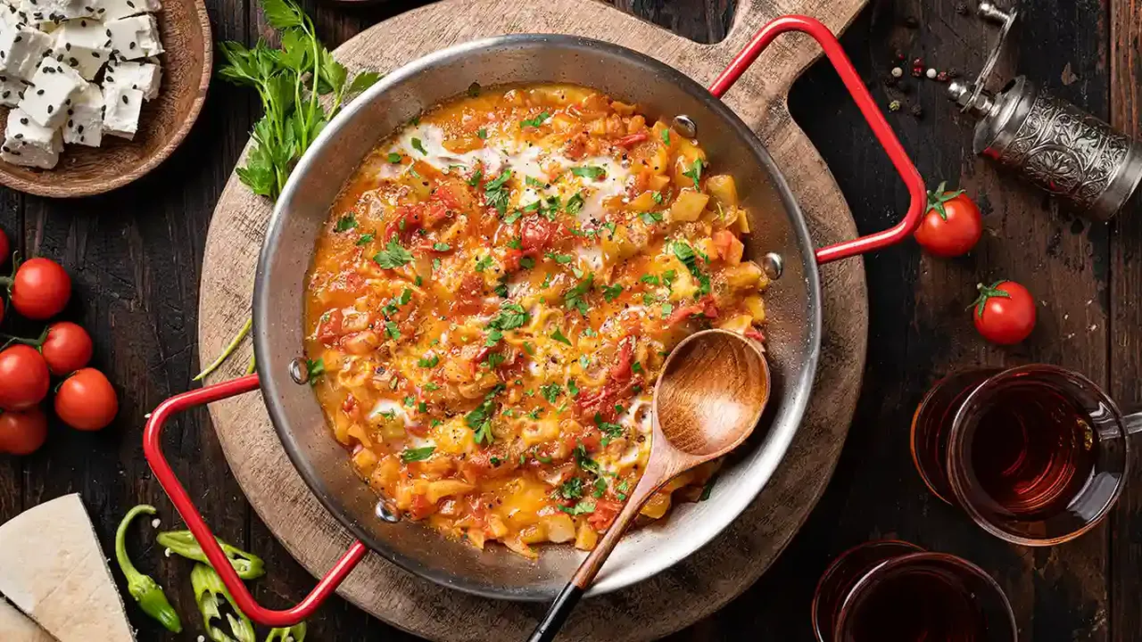 Kahvaltıların vazgeçilmezi menemenin memleketi resmen belli oldu! İşte tarifi: Soğanlı mı, soğansız mı?