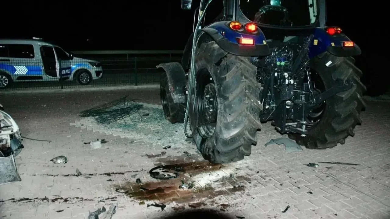 Konya Kulu’da hafif ticari araç traktöre çarptı, sürücü hayatını kaybetti