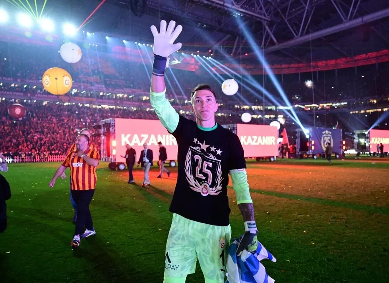 Muslera ve Mertens'e unutulmaz veda! Galatasaray taraftarı hazırlık yapıyor