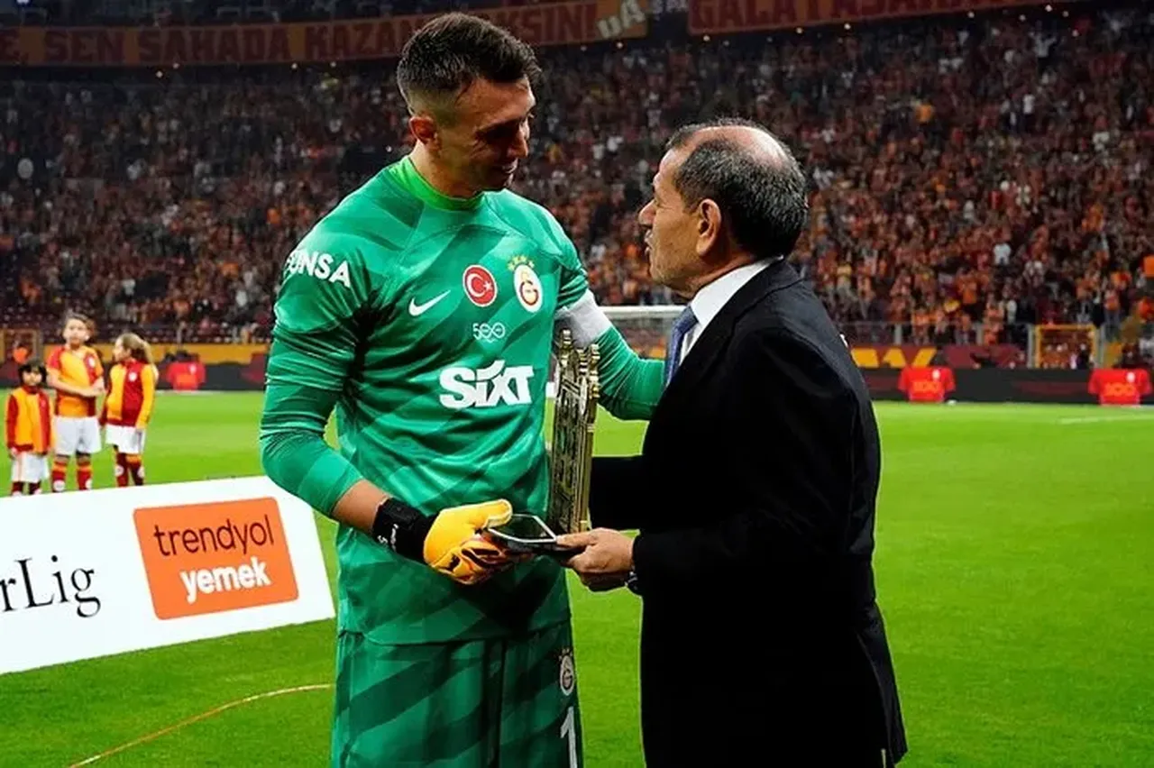 Muslera ve Mertens'e unutulmaz veda! Galatasaray taraftarı hazırlık yapıyor