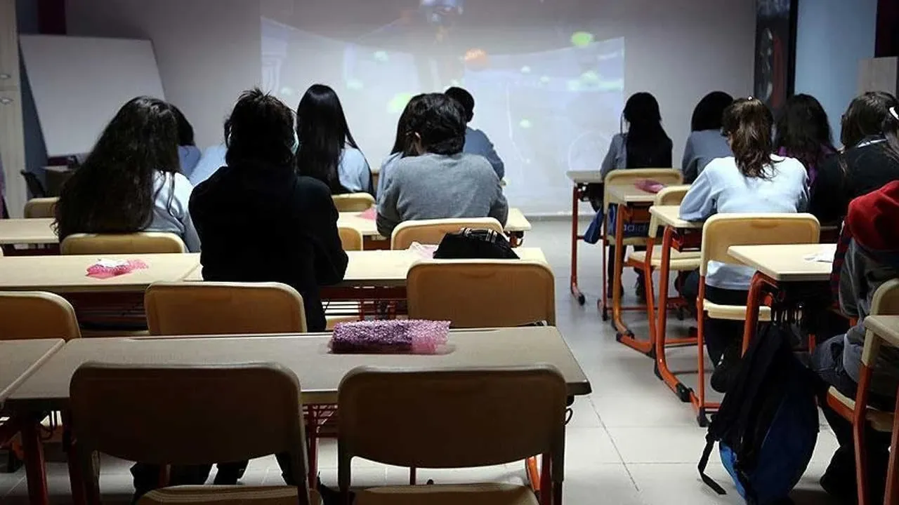 Okulun son haftası devamsızlık yazılacak mı? Okulların kapanış tarihi araştırılıyor