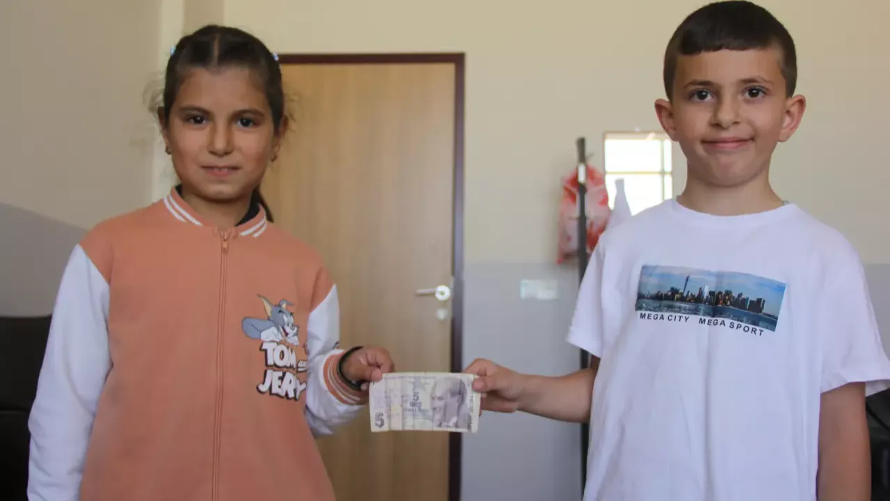 Paranın üstündeki yazıyı gördü, seferber oldu! Duygulandıran notu sahibine ulaştırdı