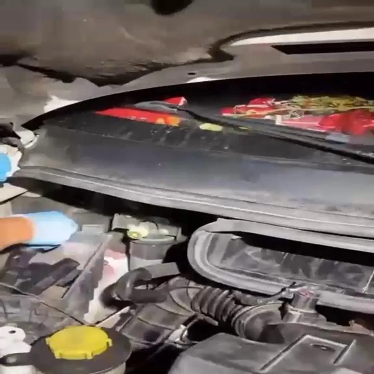 Polis elini nereye attıysa silah çıkardı!