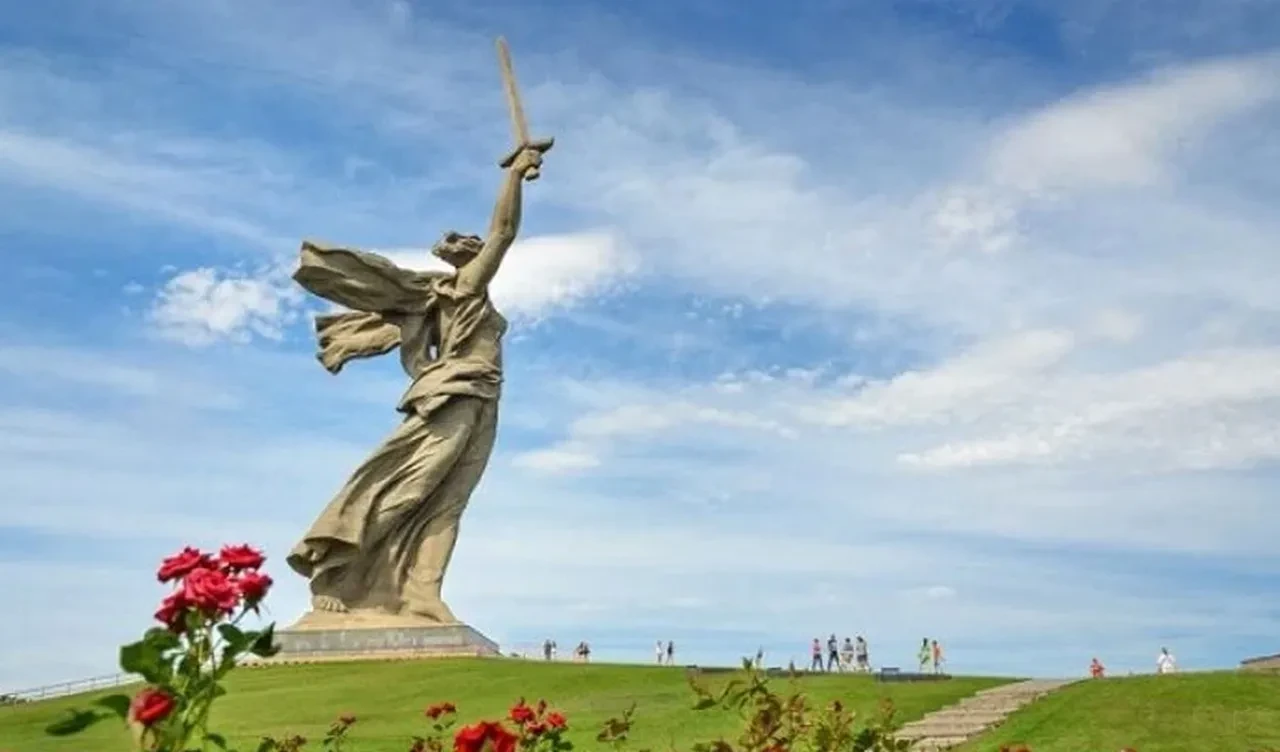 Rusya'nın ikonik heykelinin kafasından ceset çıktı