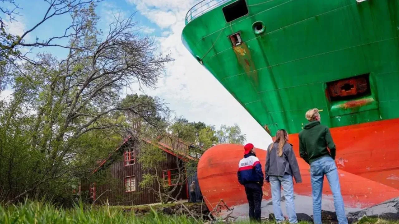 Sabah gözünü bir açtı neye uğradığını şaşırdı! Karşısında dev bir gemi gördü