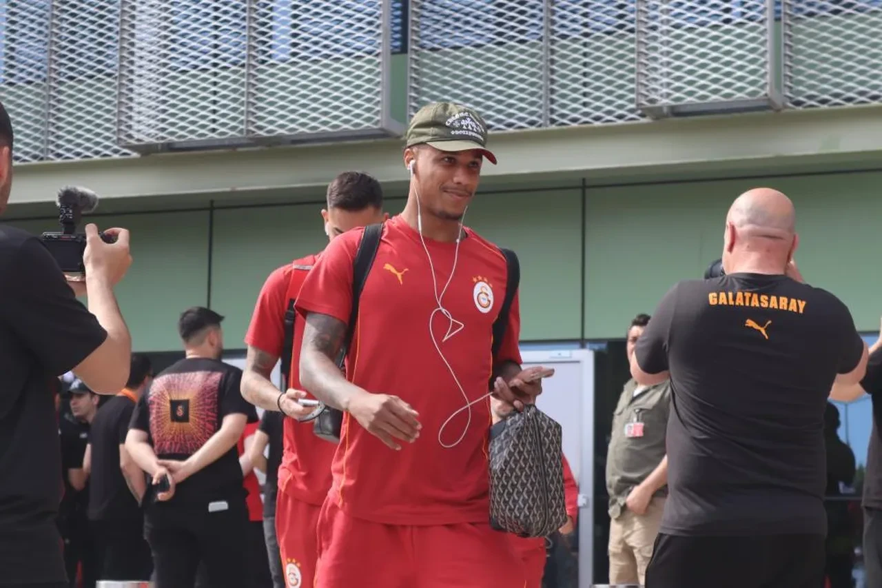 Şampiyon Galatasaray, Göztepe maçı için İzmir'de