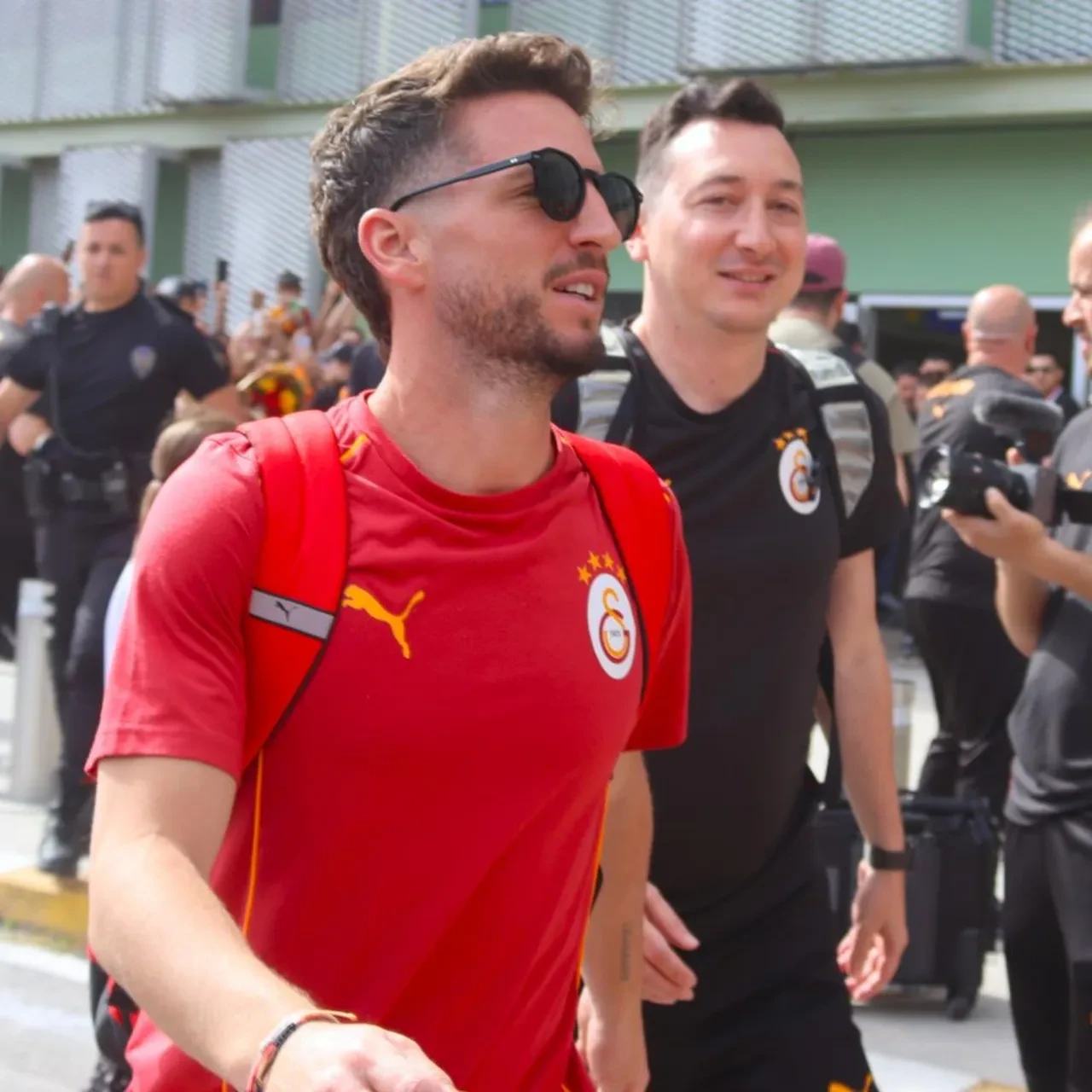 Şampiyon Galatasaray, Göztepe maçı için İzmir'de