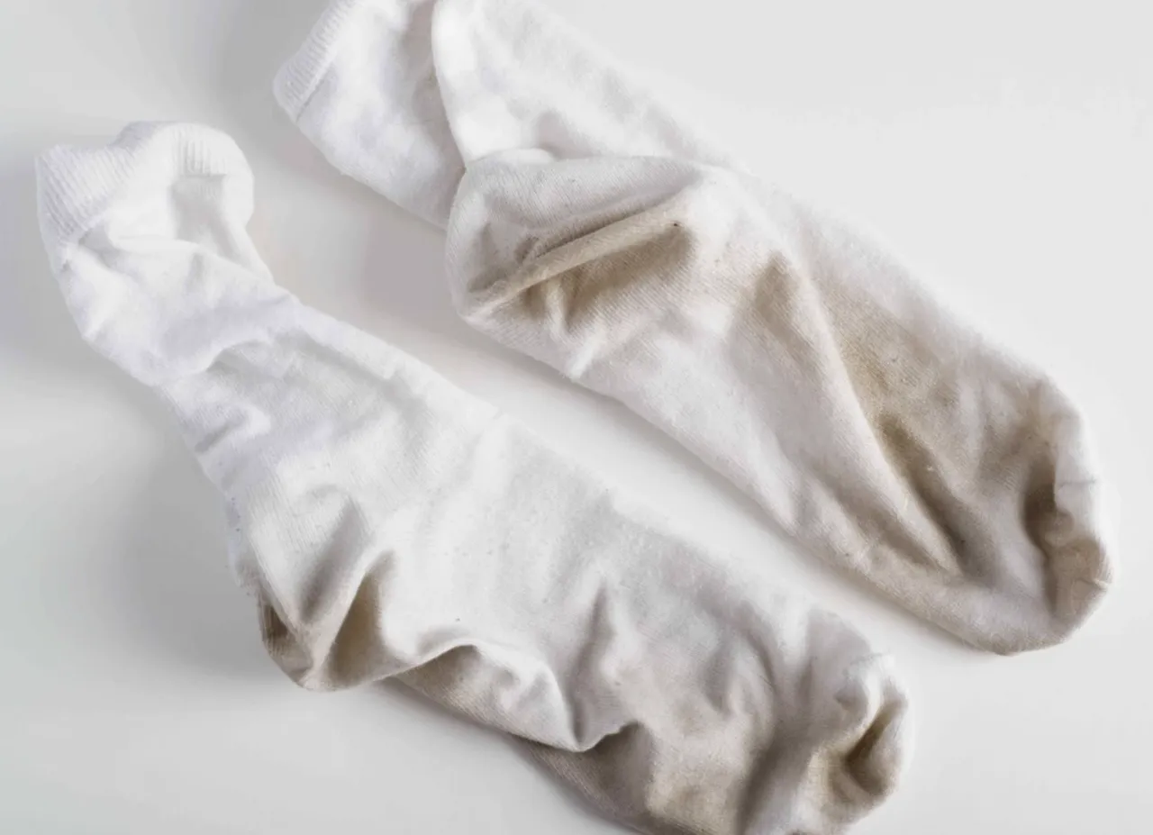 Sararan beyaz çorapları bembeyaz yapıyor! 30 dakika yıkamak bile yeterli oluyor