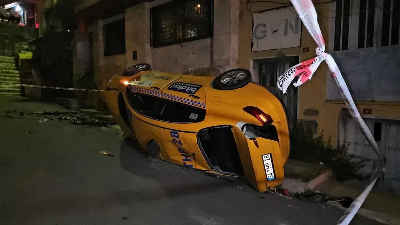 Şişli'de feci kaza! Kontrolden çıkan taksi takla atarak böyle uçtu