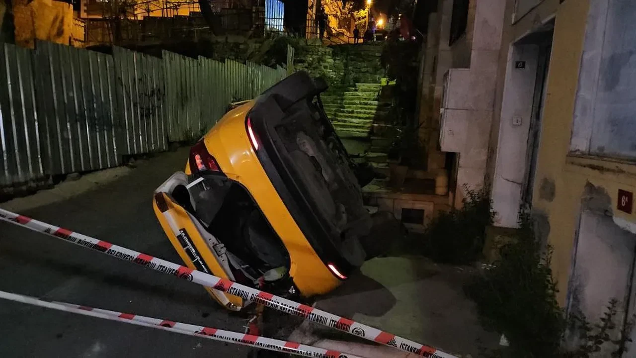 Şişli'de feci kaza! Kontrolden çıkan taksi takla atarak böyle uçtu