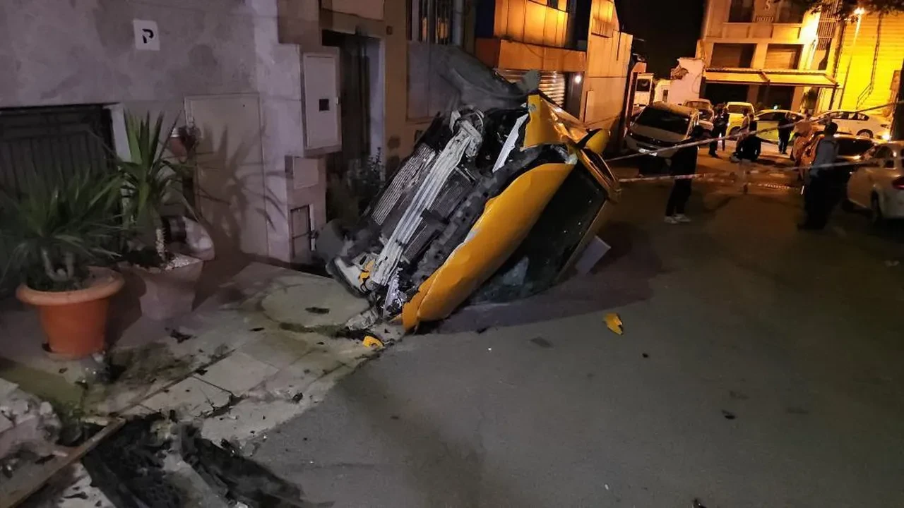 Şişli'de feci kaza! Kontrolden çıkan taksi takla atarak böyle uçtu