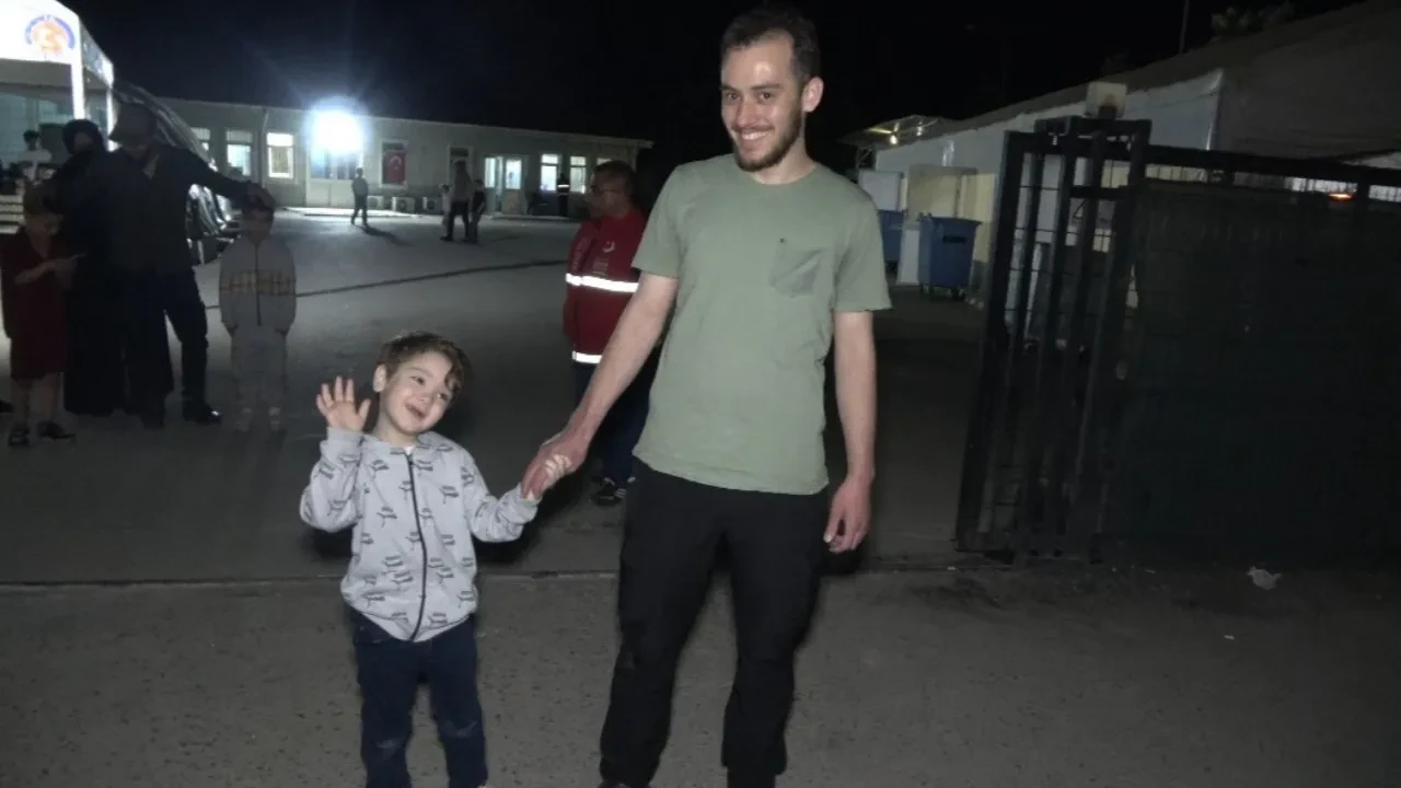 Suriyelilerin memlekete dönüşü Öncüpınar’da gece de yoğunluk oluşturdu