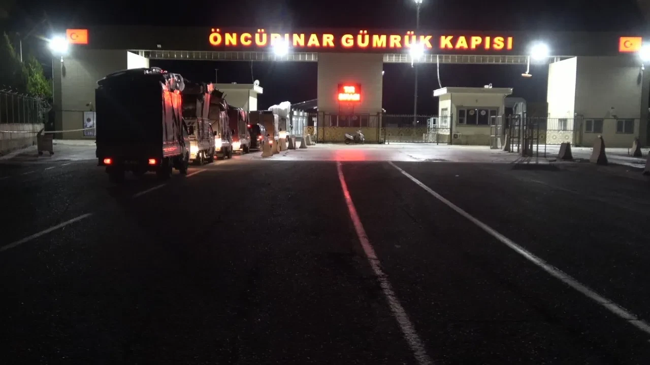 Suriyelilerin memlekete dönüşü Öncüpınar’da gece de yoğunluk oluşturdu