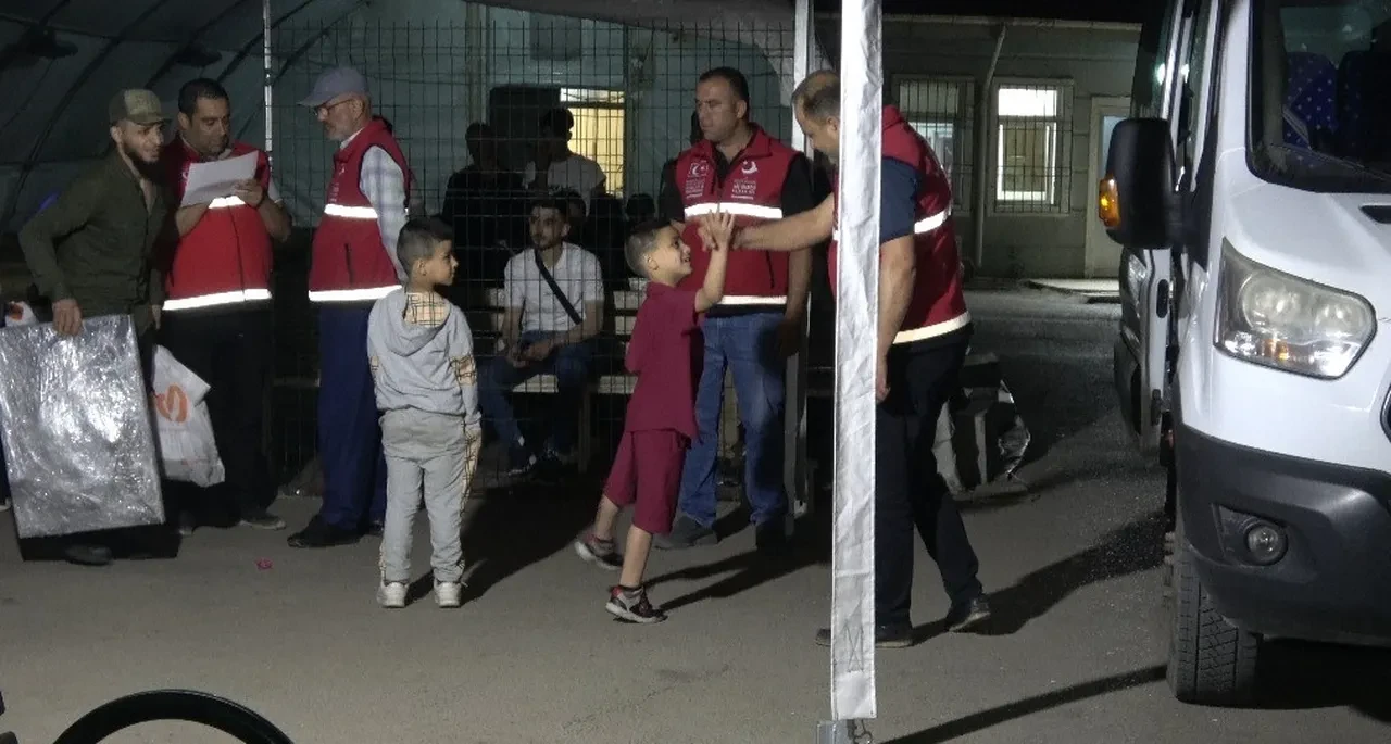 Suriyelilerin memlekete dönüşü Öncüpınar’da gece de yoğunluk oluşturdu