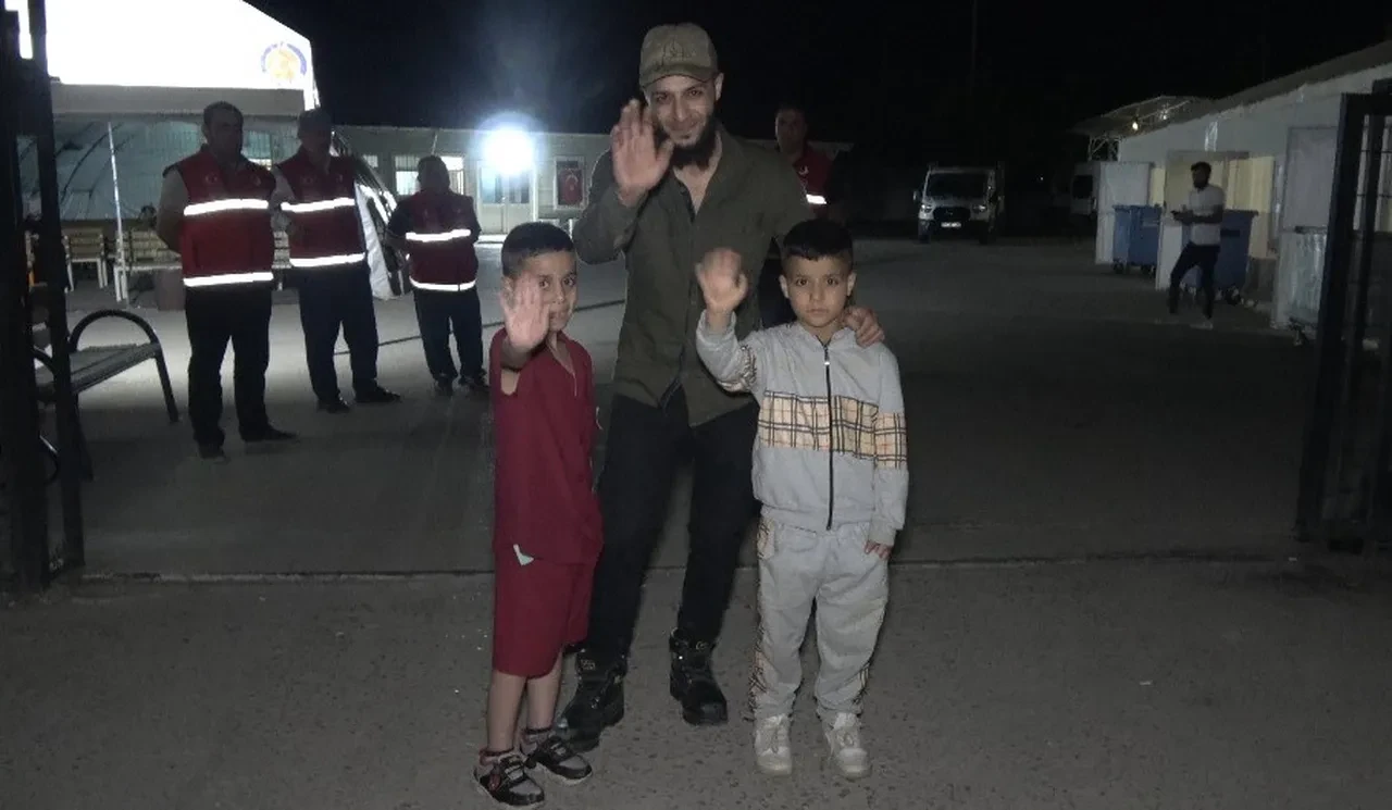 Suriyelilerin memlekete dönüşü Öncüpınar’da gece de yoğunluk oluşturdu