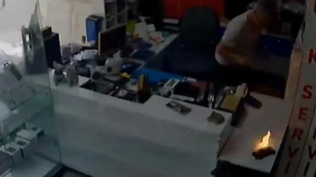 Telefon bataryası bomba gibi patladı! O anlar kamerada