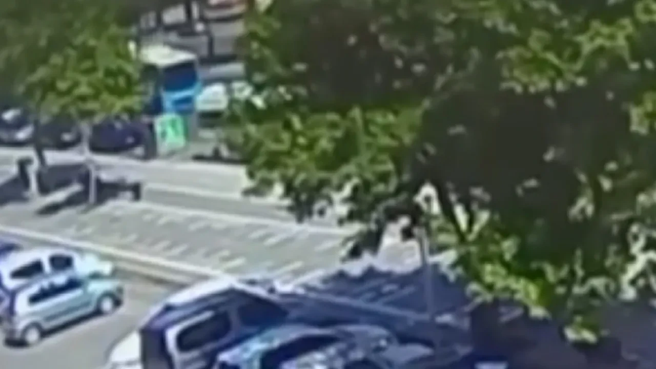 Yürekleri ağza getiren kaza! Otomobil, halk otobüsüne çarptı: 9 yaralı