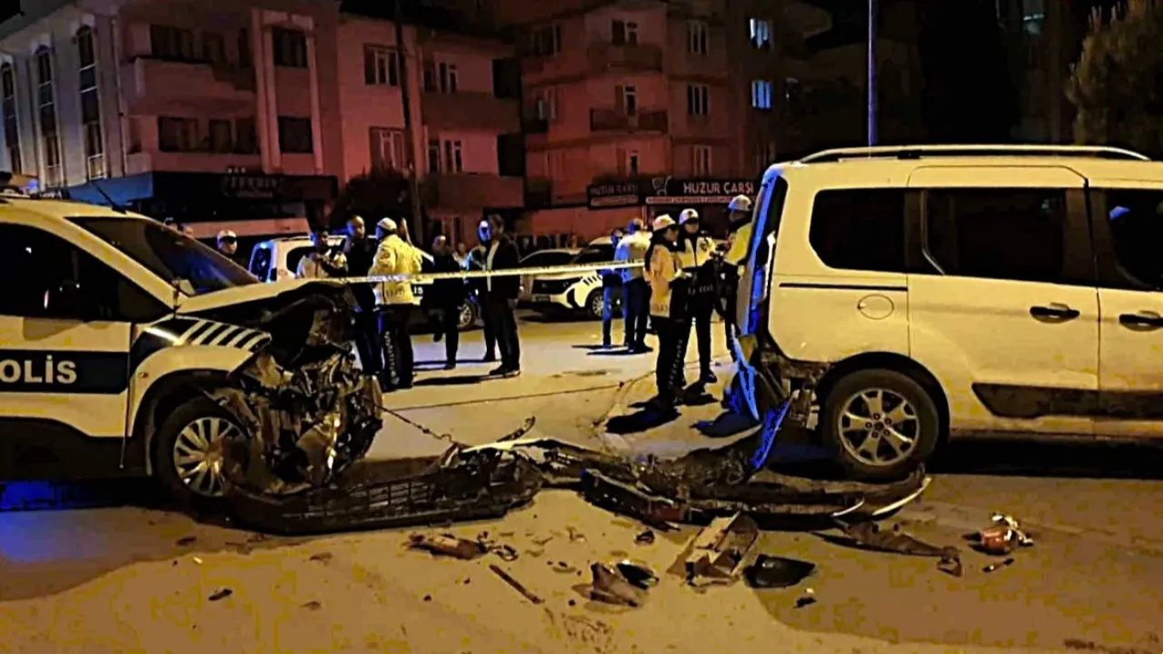 Ankara’da polis aracı ile ticari araç çarpıştı 2 kişi yaralandı