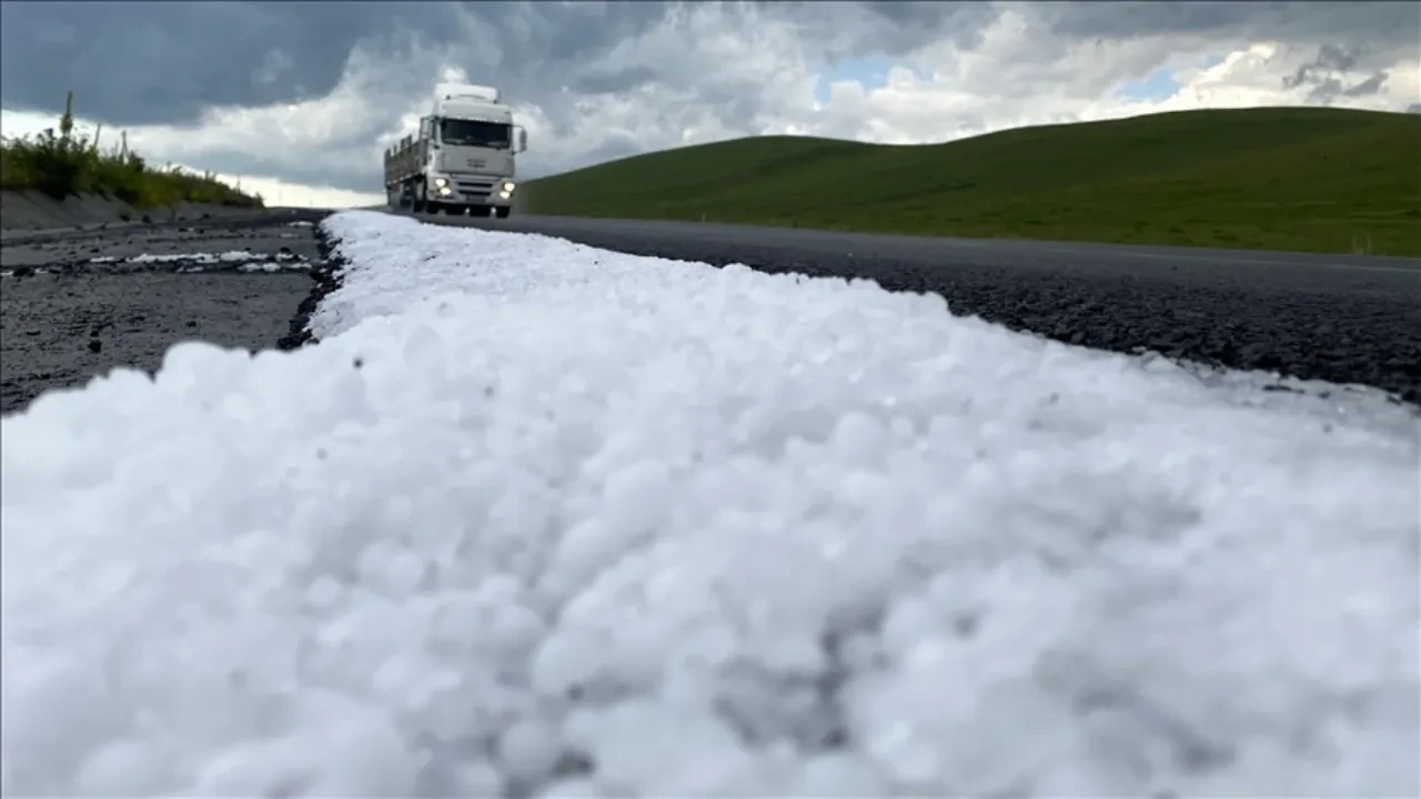 Ardahan’da dolu şoku! Yollar beyaza büründü