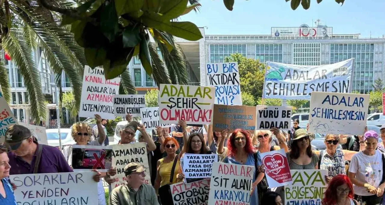 'Azmanbüs' protestosunda yargı süreci başladı: 10 kişi hâkim karşısında