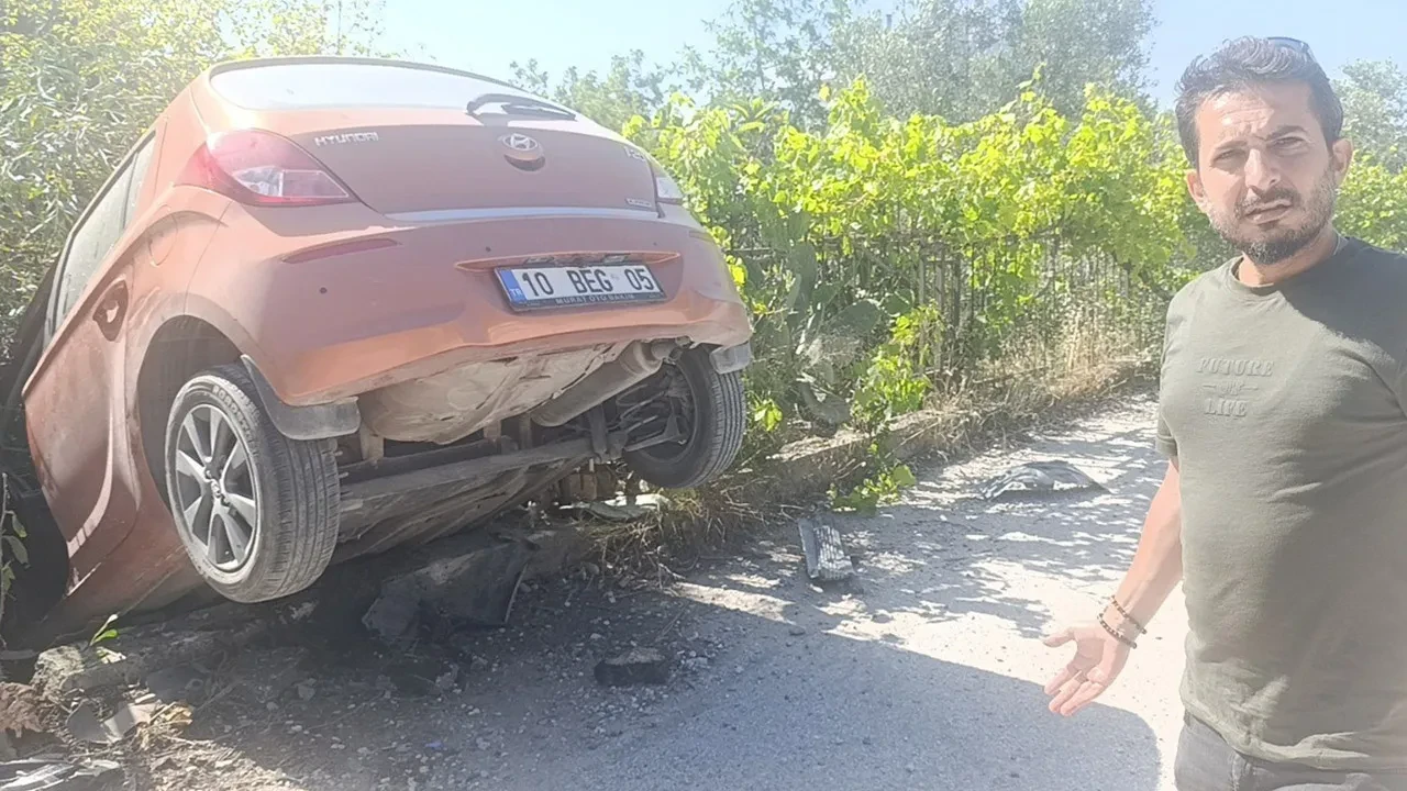 Bu mahalledeki viraja dikkat! İki otomobil bahçeye uçtu