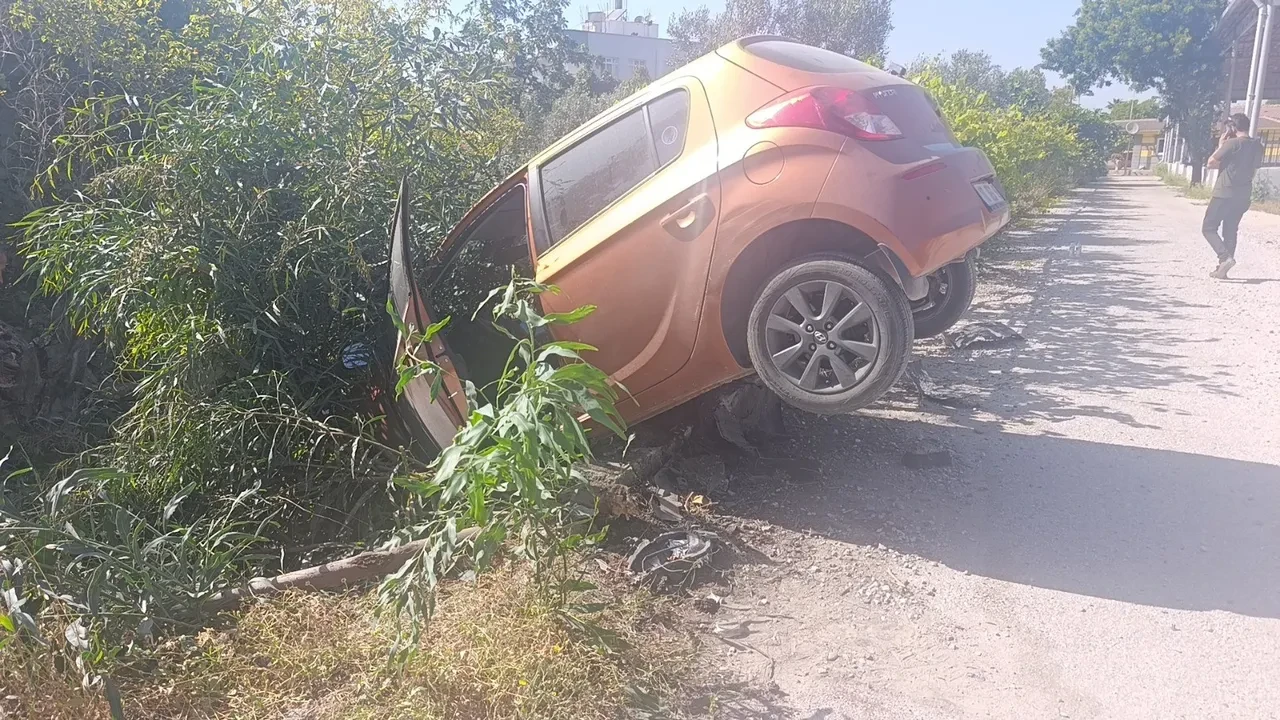 Bu mahalledeki viraja dikkat! İki otomobil bahçeye uçtu