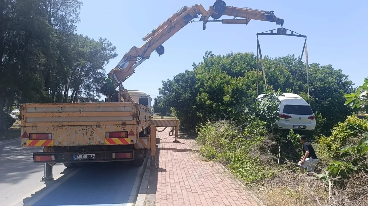 Bu mahalledeki viraja dikkat! İki otomobil bahçeye uçtu