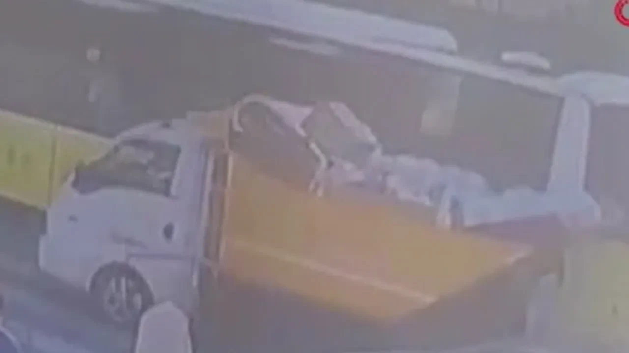 Çöp kamyonu temizlik görevlisinin üstünden geçti