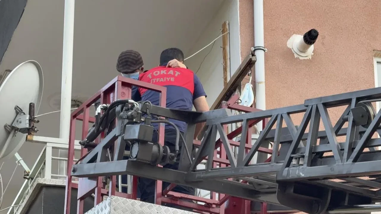 Fareleri kaçırma yöntemi mahalleyi ayağa kaldırdı! Vatandaşları itfaiye kurtardı