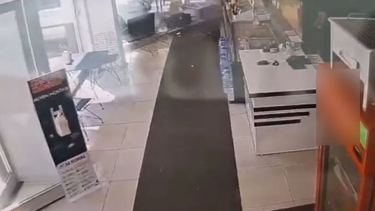 Fren yerine gaza bastı, ortalık karıştı