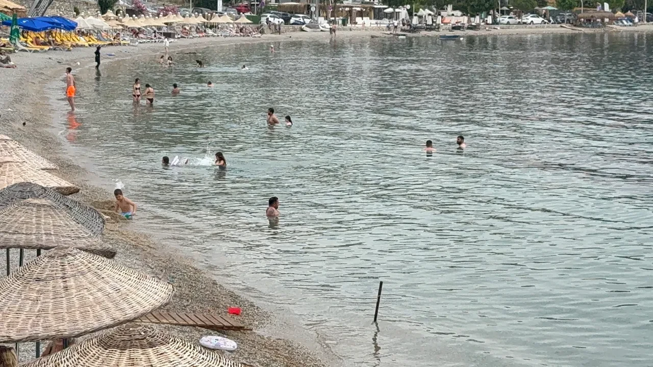 Hava sıcaklıkları tavan yaptı! Bodrum'da sezon erken açıldı: Sahillere akın ettiler 