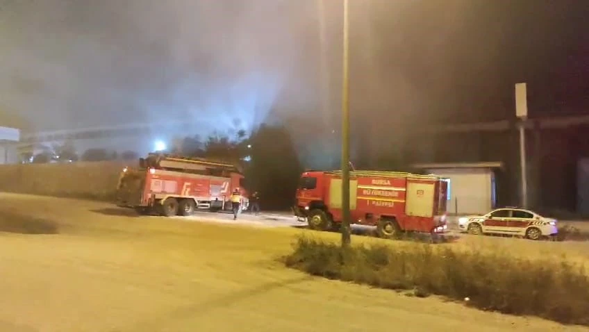 İnegöl’de yıldız entegre fabrikasında yangın paniği