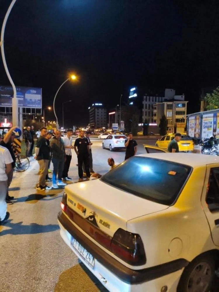 Elazığ’da 2 otomobil kafa kafaya çarpıştı: 2 <a href=