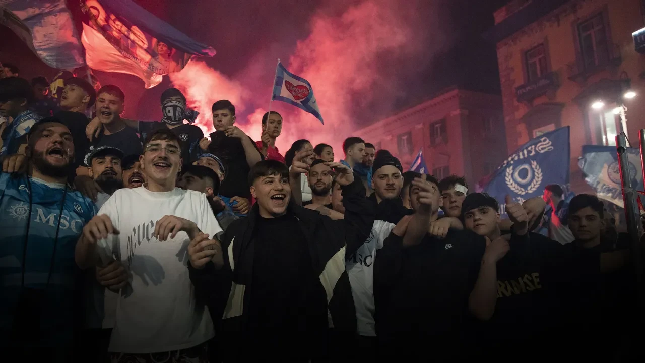 İtalya'da Napoli şampiyon, şehir alt üst oldu! Çok sayıda yaralı var