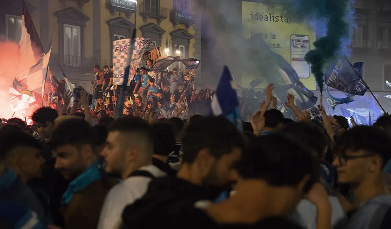 İtalya'da Napoli şampiyon, şehir alt üst oldu! Çok sayıda yaralı var