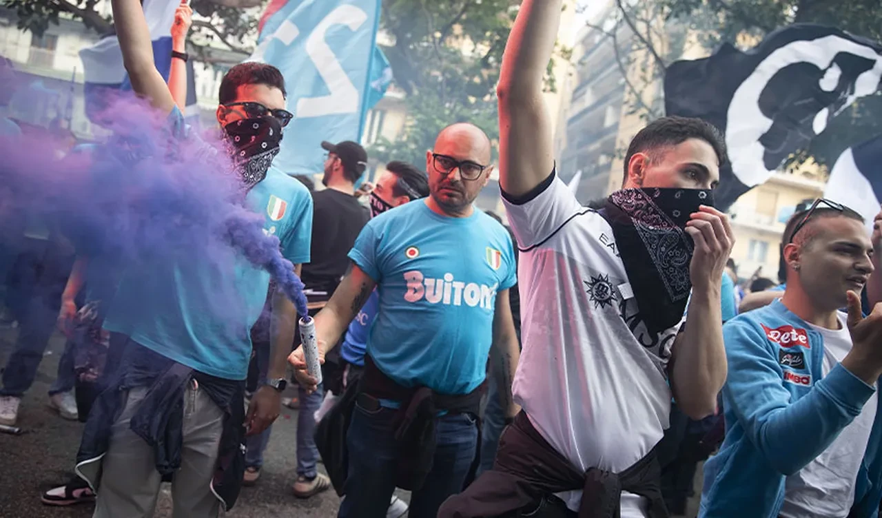 İtalya'da Napoli şampiyon, şehir alt üst oldu! Çok sayıda yaralı var